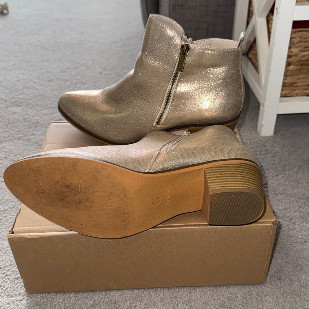 Journee Collection Gold booties - Picture 3 of 4